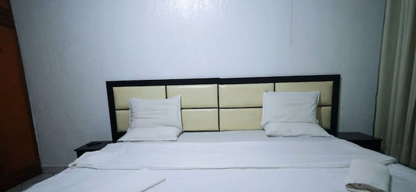 Kamar Double atau Twin | Meja kerja, ruang kerja ramah laptop, dan setrika/meja setrika