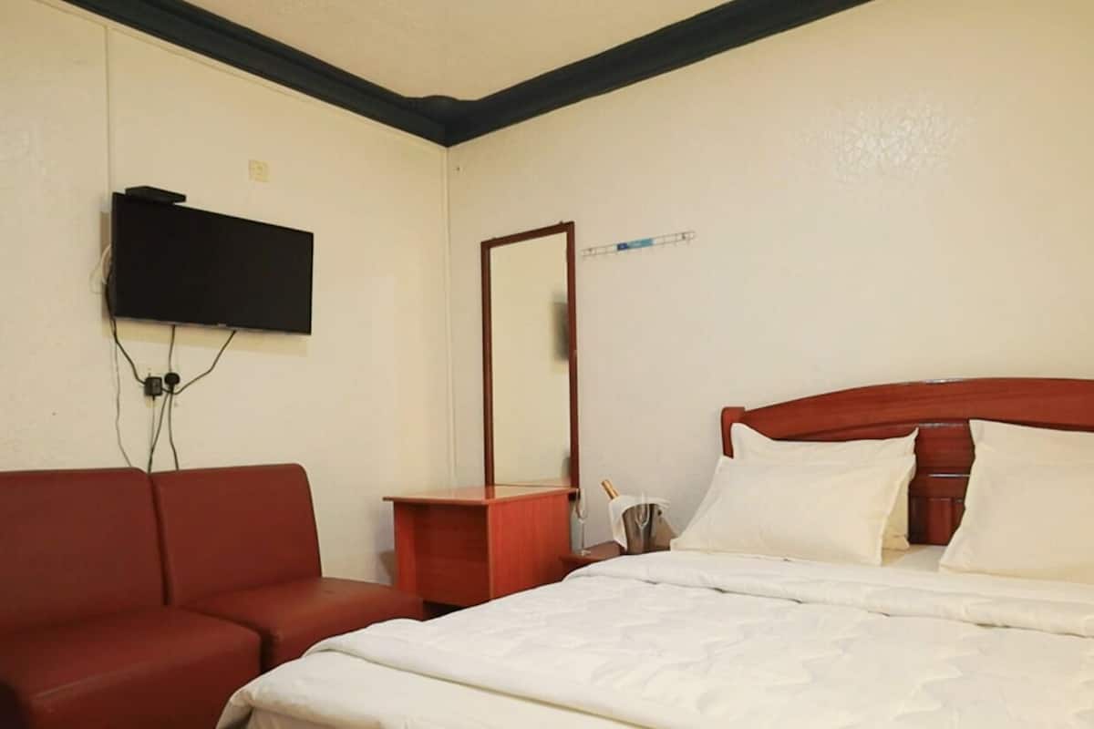 Desk, laptop workspace, iron/ironing board, free WiFi