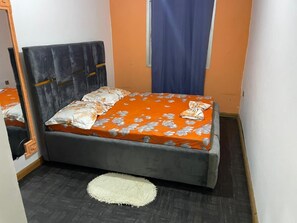 2 bedrooms, iron/ironing board, WiFi