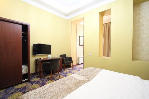 Standard Double Room | Premium bedding, minibar, in-room safe, desk