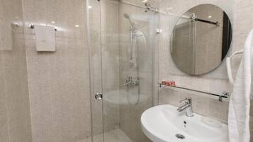 Sèche-cheveux, chaussons, serviettes fournies, savon