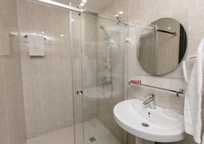 Assecador de cabells, sabatilles, tovalloles i sabó 