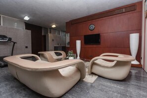 Luksusleilighet, flere senger | Oppholdsområde | En 33-tommers LED-TV med Parabol-TV samt printere