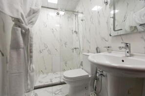 Luxury-Apartment, Mehrere Betten | Badezimmer | Kostenlose Toilettenartikel, Haartrockner, Hausschuhe, Handtücher