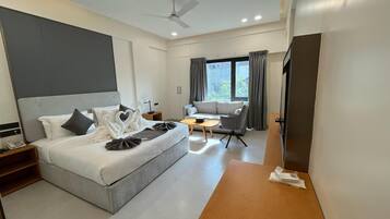 5 bedrooms, iron/ironing board, WiFi, bed sheets