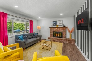 Smart TV, fireplace