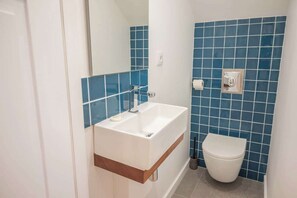 Suihku, hiustenkuivaaja