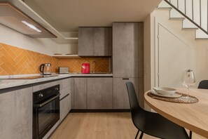 Kühlschrank, Ofen, Geschirrspüler, Wasserkocher mit Kaffee-/Teezubehör