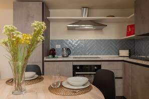 ثلاجة، فرن، غسالة أطباق، ماكينة لصنع القهوة/الشاي