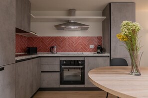 Fridge, oven, dishwasher, coffee/tea maker