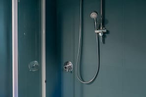 Dusche, Haartrockner, Bidet, Handtücher