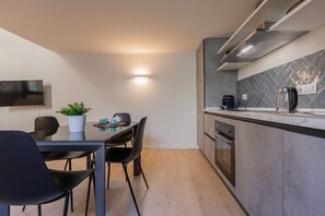 Fridge, oven, dishwasher, coffee/tea maker