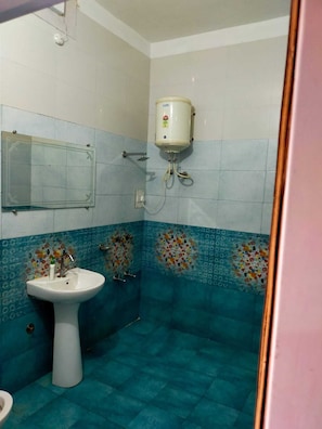 Bathroom - lvy Hotel And Restaurant (Mukerian)