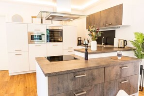 Jääkaappi, mikroaaltouuni, uuni, liesi