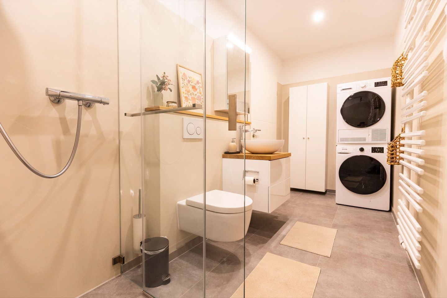 Dusj, hårføner, håndklær og såpe