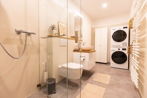 Dusj, hårføner, håndklær og såpe