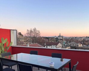Outdoor dining - Farnesina Rooftop Terrace (Roma)