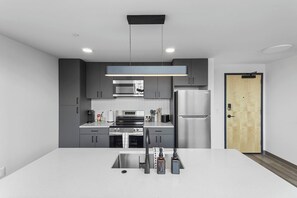 Réfrigérateur, four à micro-ondes, un four, surface de cuisson