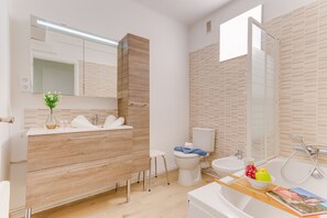 Shower, hair dryer, bidet, towels - LE BOIS JOLI AP4477 By Riviera Holiday Homes (Cap-d´Ail)