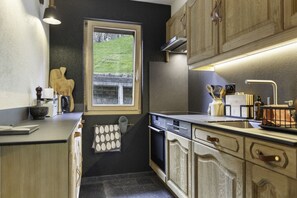 Fridge, oven, stovetop, dishwasher