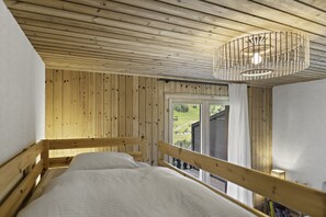 Tabla de planchar con plancha, wifi y ropa de cama 