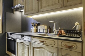 Fridge, oven, stovetop, dishwasher