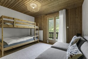 Tabla de planchar con plancha, wifi y ropa de cama 