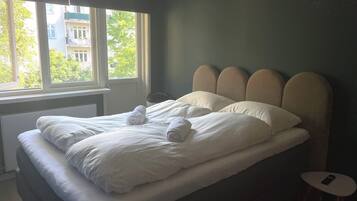 2 bedrooms, internet, bed sheets