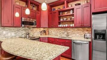 Kylskåp, mikrovågsugn, ugn och spishäll