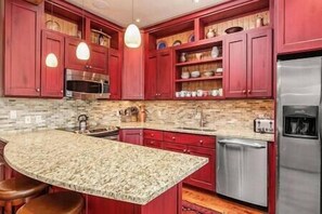 Kylskåp, mikrovågsugn, ugn och spishäll