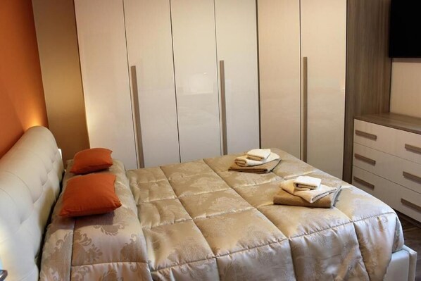 2 bedrooms, desk, iron/ironing board, free WiFi