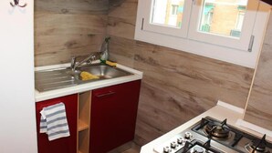 Kaffetrakter/tekoker, kjøleskap, mikrobølgeovn og ovn
