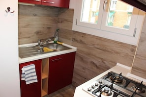 Frigorifero, microonde, forno, piano cottura