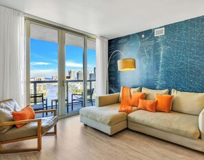 TV - Cozy Apartment w/ Private Balcony & Amenities (Hallandale Beach)