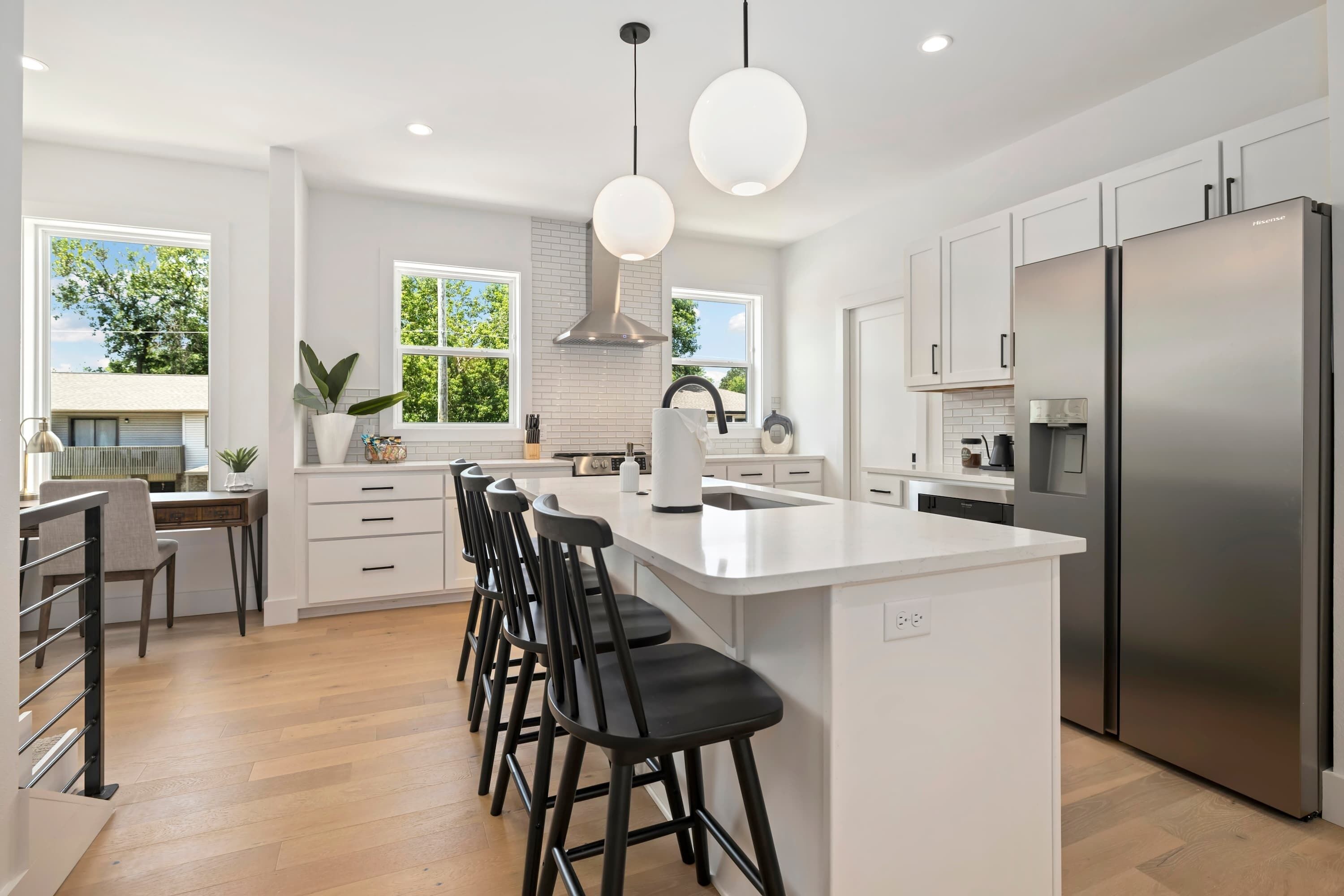 Køleskab, mikrobølgeovn, ovn, kogeplade