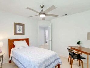 4 Schlafzimmer, Schreibtisch, Bügeleisen/Bügelbrett, WLAN