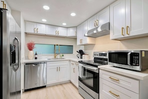 Geladeira, micro-ondas, fogão, cooktop