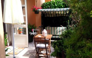 Kahden hengen deluxe-huone, näköala puutarhaan | Terassi/patio