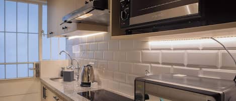 Coffee/tea maker, fridge, microwave, oven