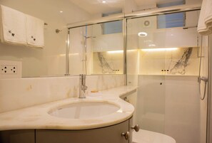 Dusche, Handtücher, Shampoo