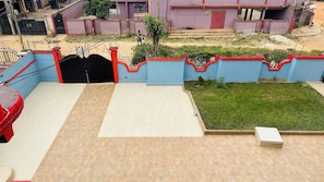Property grounds - Lovely 1-bedroom apartment in Kumasi with Starlink (Kumasi)