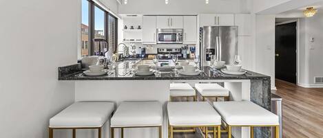 冷蔵庫、電子レンジ、オーブン、コンロ