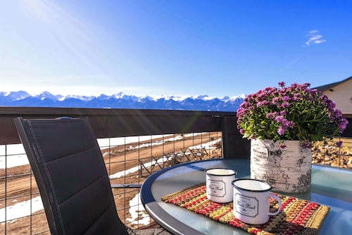 Quiet 2-Level Dark Skies Retreat w/ 2 Living Spaces: Stunning Mountain Views, StarLink - Ideal for 2 Couples or Families