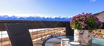 Quiet 2-Level Dark Skies Retreat w/ 2 Living Spaces: Stunning Mountain Views, StarLink - Ideal for 2 Couples or Families