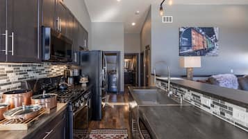 Refrigerador, microondas, horno y parrilla de estufa