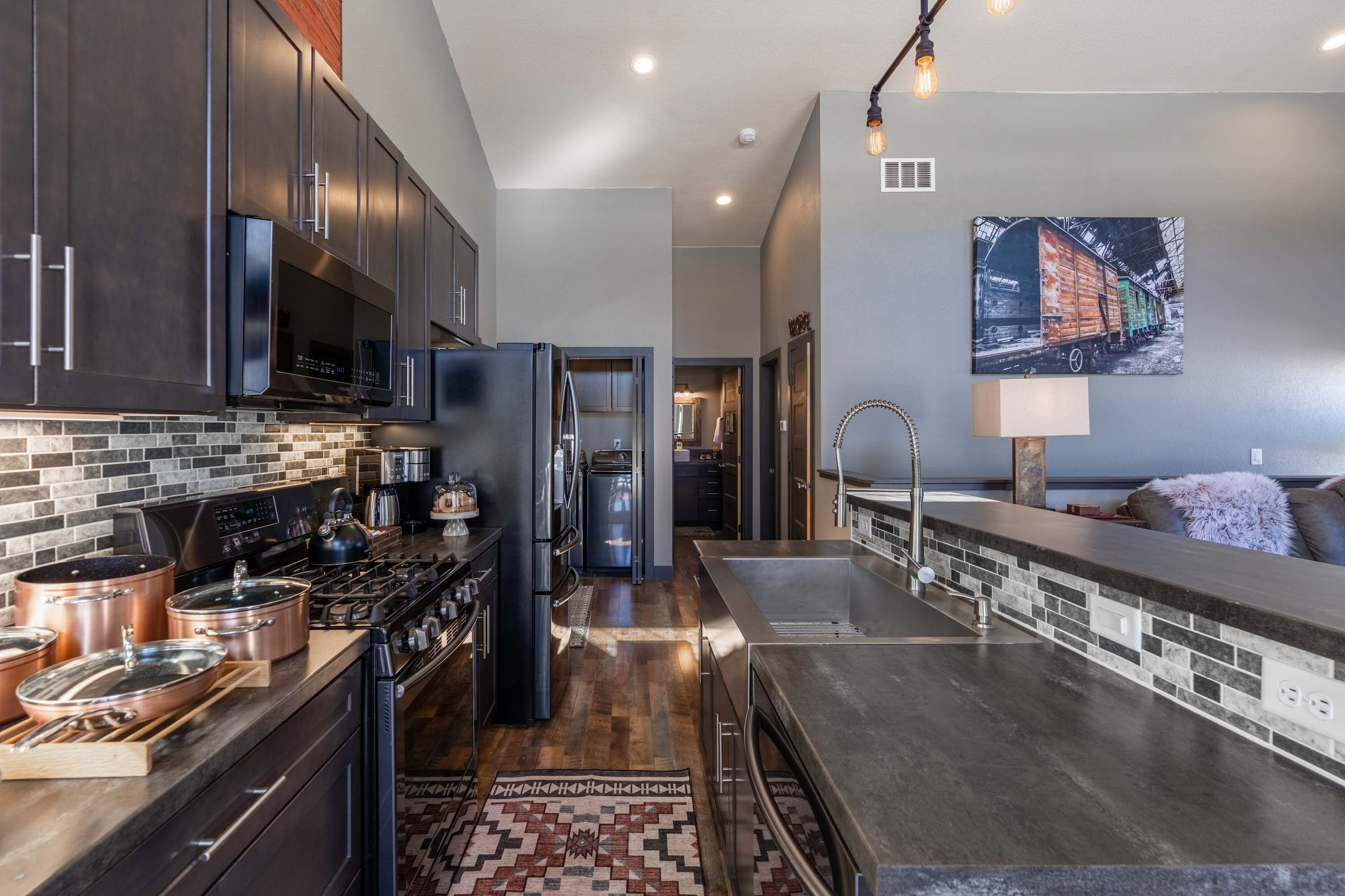 Frigorifero, microonde, forno, piano cottura