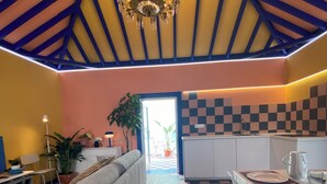 Un intérieur moderne comprenant un canapé, une table à manger et un coin cuisine.