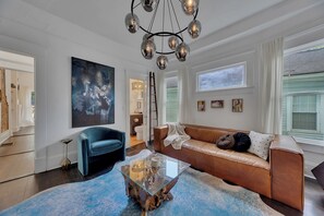 Smart-TV, Kamin, Arbeitsbereiche