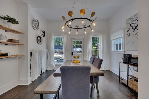 Charming 2BR/2BA lower-level unit in a classic Inman Park duplex. Features full kitchen, cozy living area with fireplace, Southern-style front porch, clawfoot tub, in-unit laundry, and dedicated parking. Walkable to dining and MARTA.