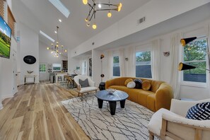 Smart-TV, Kamin, Arbeitsbereiche